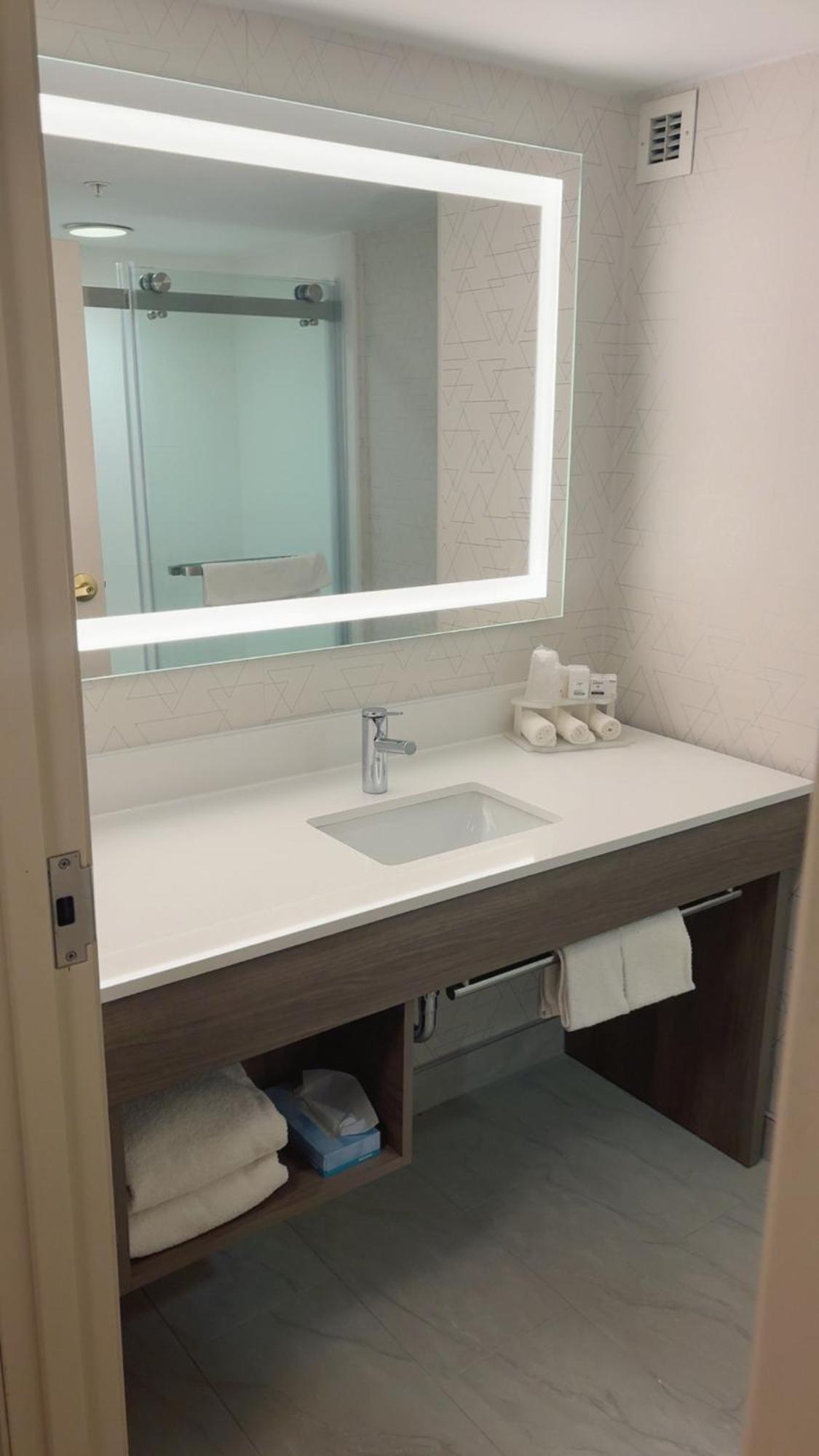 Hotel Express & Drums-hazelton By Ihg